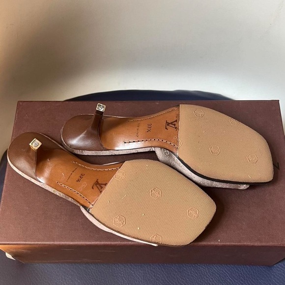 Vintage Louis Vuitton heels, Size EU 7.5 perfect for a U.S. 7! - Picture 3 of 4